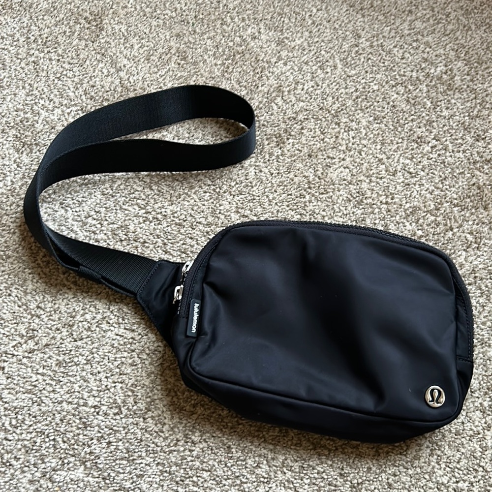 lululemon belt bag 2L black